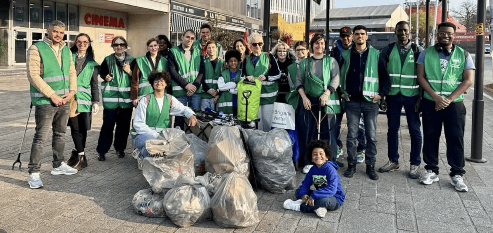 Bénévoles de Graines Populaires en gilets verts lors d’une opération de ramassage de déchets